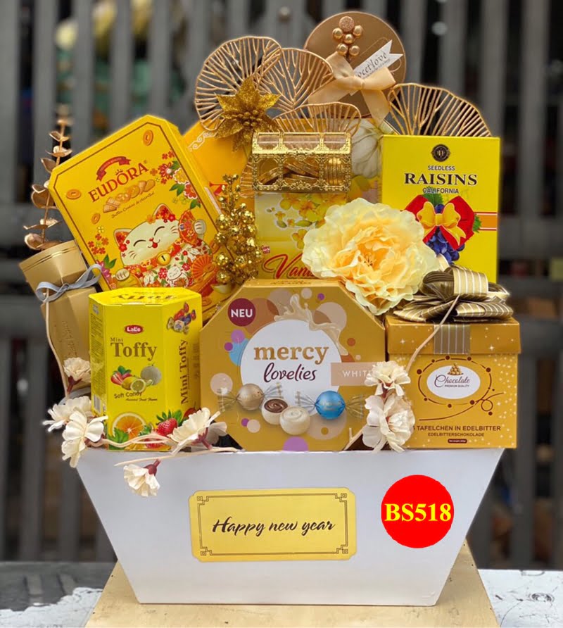Giỏ quà tết sang trọng, đẹp mắt với màu vàng