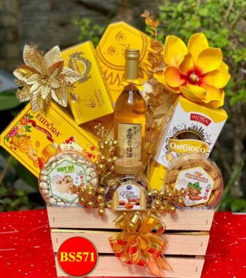 Giỏ quà tết màu vàng rượu ngoại
