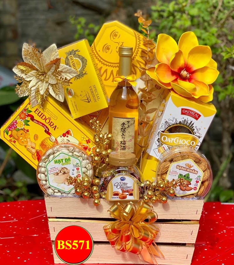 Giỏ quà tết màu vàng rượu ngoại