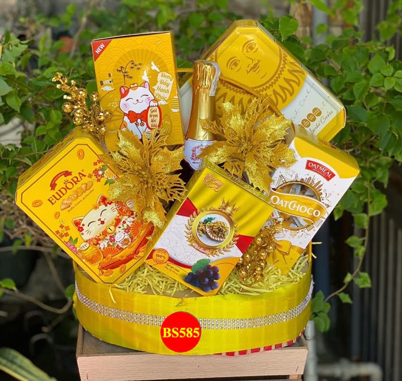 Giỏ quà tết màu vàng sang trọng
